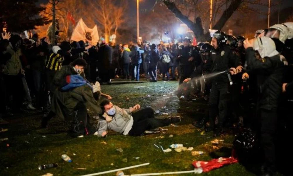 Το καλό και το κακό σενάριο στην μεγάλη εξέγερση των Τούρκων πολιτών σημαίνει συναγερμό για την ελληνική πολιτική και στρατιωτική ηγεσία